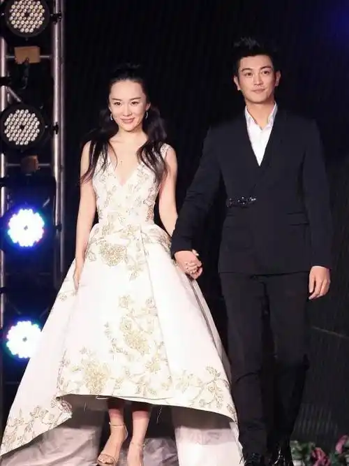 杜江和霍思燕又来秀恩爱了,长裙配西服,这俩人感情是真的好_衬衫_服装