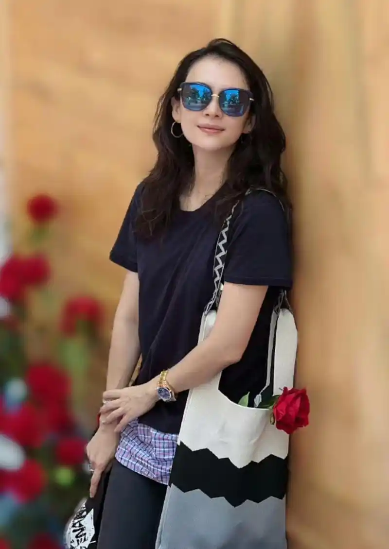 章子怡难得晒生活照,她外出戴着大墨镜和帽子,脚上还穿着凉鞋,打扮