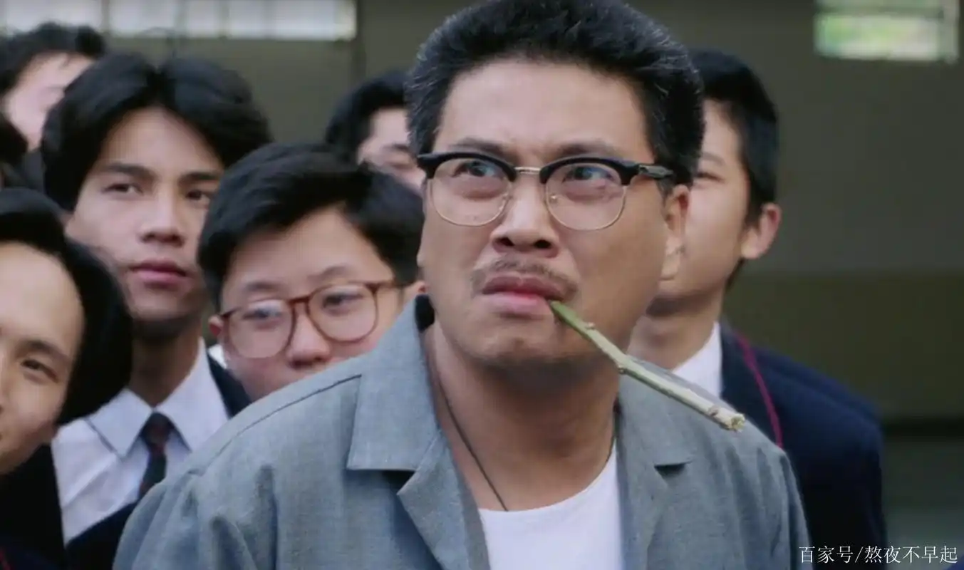 电影《逃学威龙2》中用各种东西替代香烟的达叔