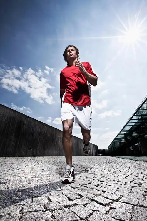 在城市街道上跑步的男人