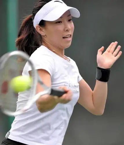 图文郑洁备战香港网球精英赛回球露出笑容