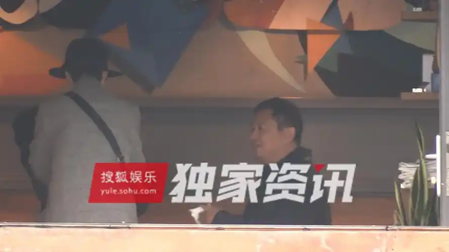 独家:"墨镜王"王家卫终于摘眼镜 聚会频繁刷手机