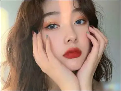 女生朋友圈发自拍的说说 自拍配文干净简短句子