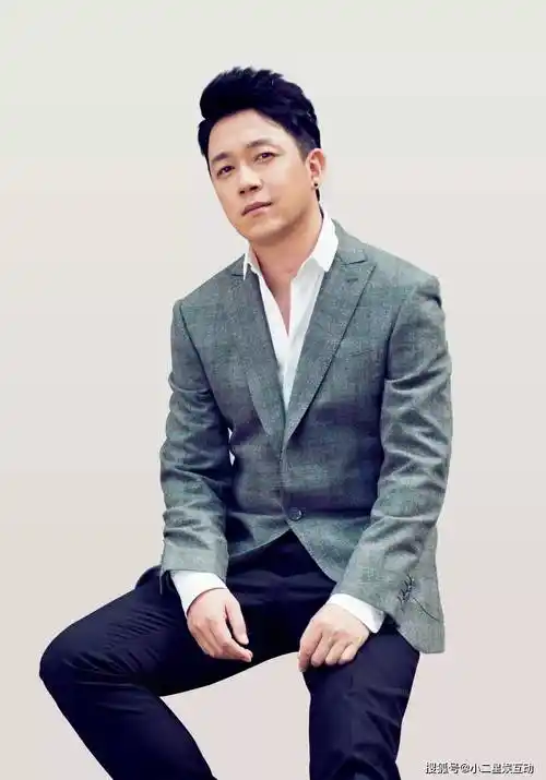 随后,董洁的经纪人还放出了一张潘粤明在赌桌上的照片,一时间潘粤明成