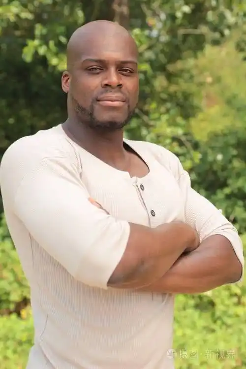 严肃的黑人在户外照片-正版商用图片130c3d-摄图新视界