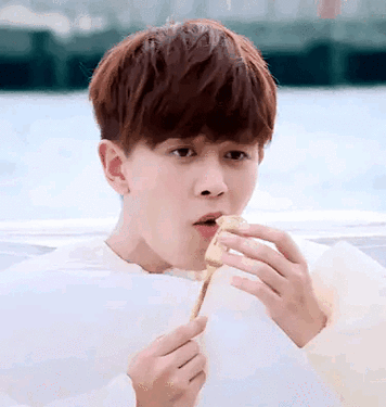 让我来!任嘉伦奶萌奶萌的吃货表情包来啦!