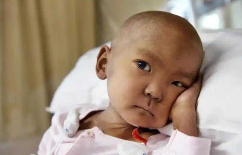 小女孩饿得骨瘦如柴,看哭无数网友,捐百万元为其救命