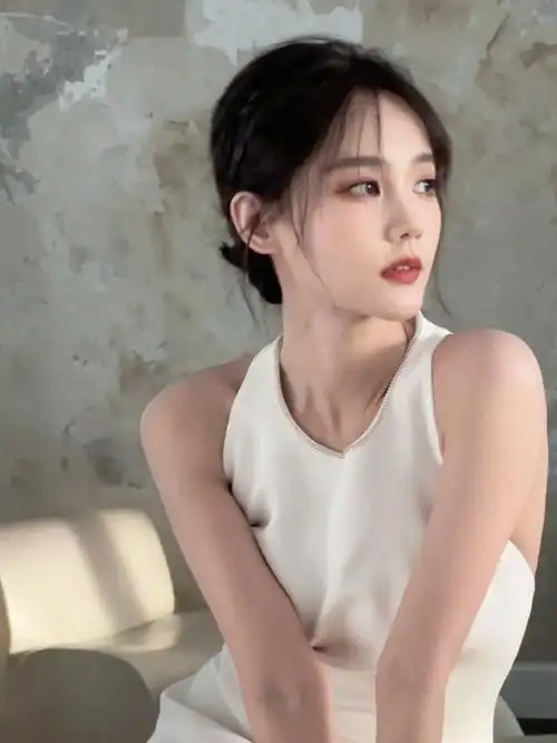 李一桐笑出月牙眼##李一桐白裙花絮照