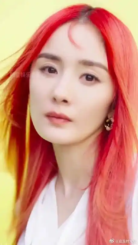 杨幂 红发怼脸状态,俏皮可爱,镜头感十足