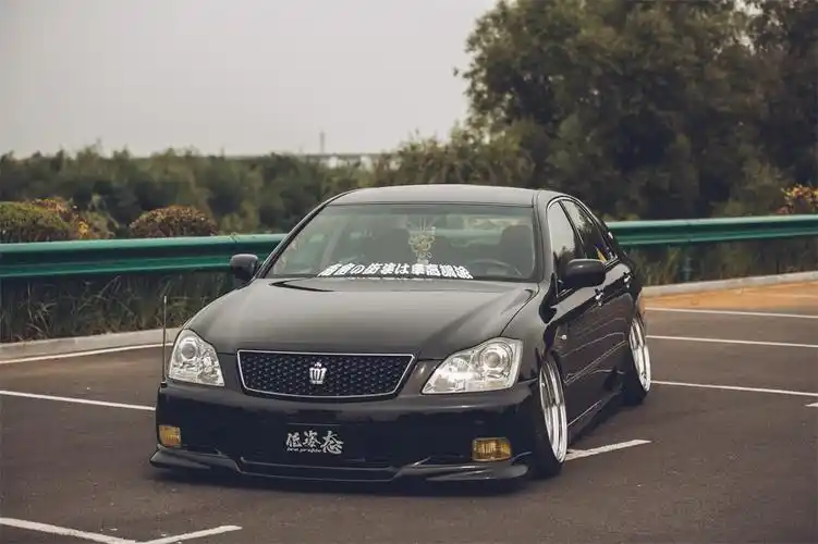 就让我选择十二代皇冠,我没选择,直到一次看到国内外的皇冠改装案例