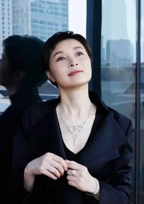 51岁吴越对比34岁于文文,差别一目了然_活动_身材_女明星