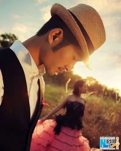 李泰延雷悦情侣写真大片曝光尽显新婚后甜蜜生活