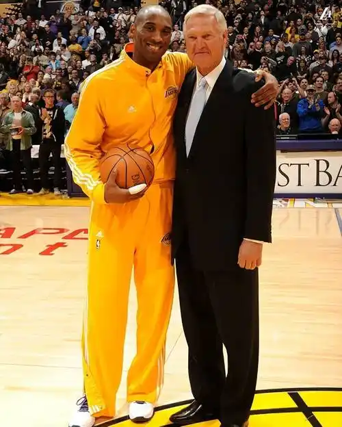 场均20分13板!湖人4000万抢人吧,恭喜戴维斯,季后赛不怕约基奇了