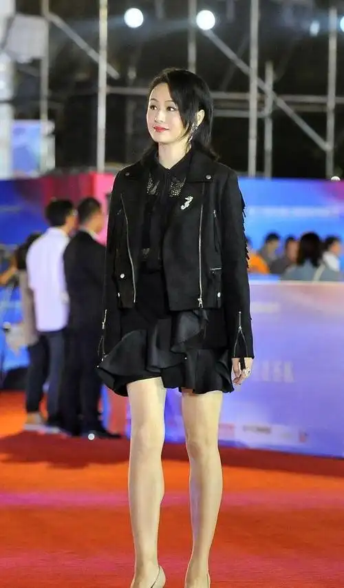 年轻时的曹颖自信满满穿裹身裙配侧条纹丝袜显瘦真有一套