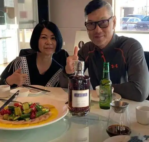 另外,晚年的周比利也算是一大人生赢家,事业上稳扎稳打,夫妻感情更是