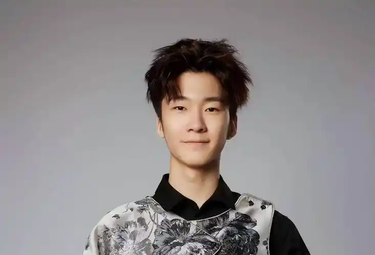 张亮儿子"天天"参演音乐剧,模样变化太大,被指像迷你版王宝强_张悦轩