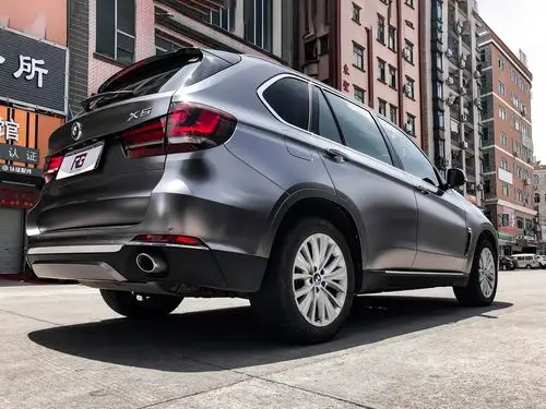 宝马x5车身改色膜电光碳灰,给自己得爱车换个颜色就像自己换个发型和
