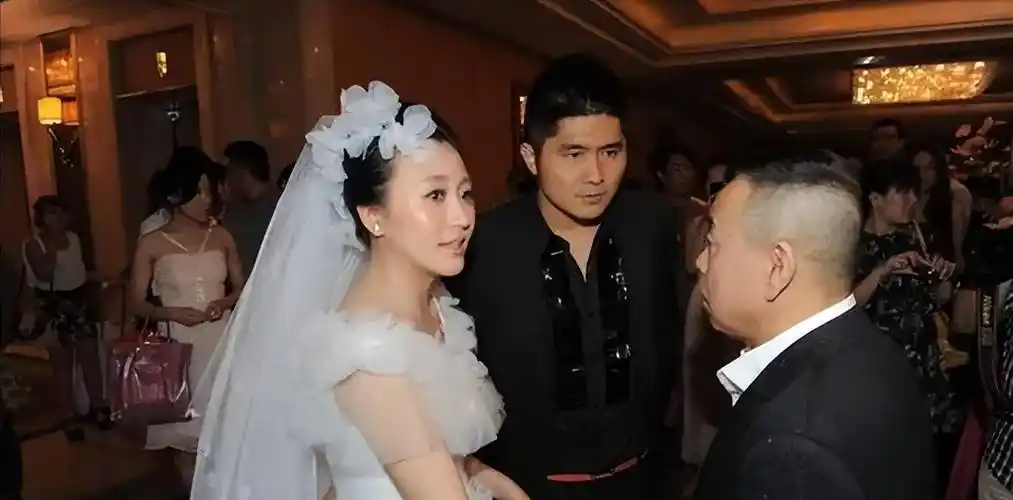 嫁10亿富豪的潘阳,婚后10年,为何带着儿子长住娘家?_长江_石磊_女儿