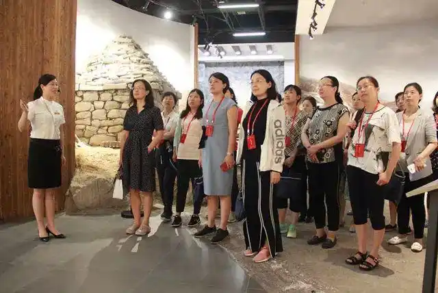 基地动态全省第四期女领导干部培训班等到基地参观考察