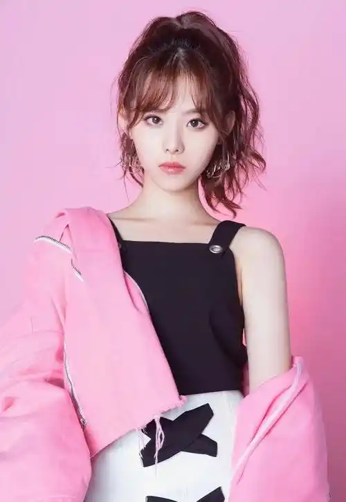 虽然董颜出道以来,都在演配角,但参演的都是大制作