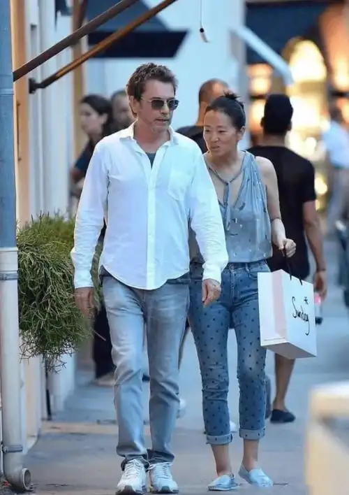 57岁巩俐与74岁老公同框合体现身巴黎时装周夫妻恩爱毫无衰老痕迹