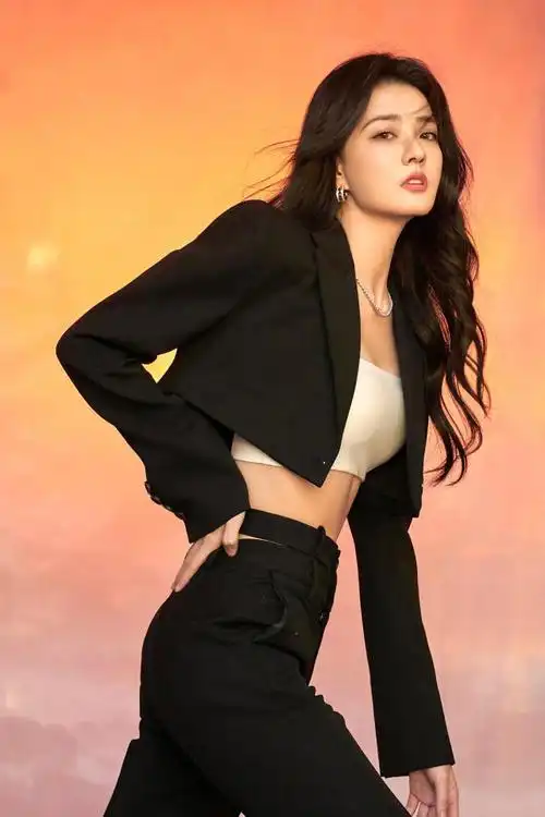 徐璐又秀身材穿露脐吊带露出细腰秀出大长腿更吸睛