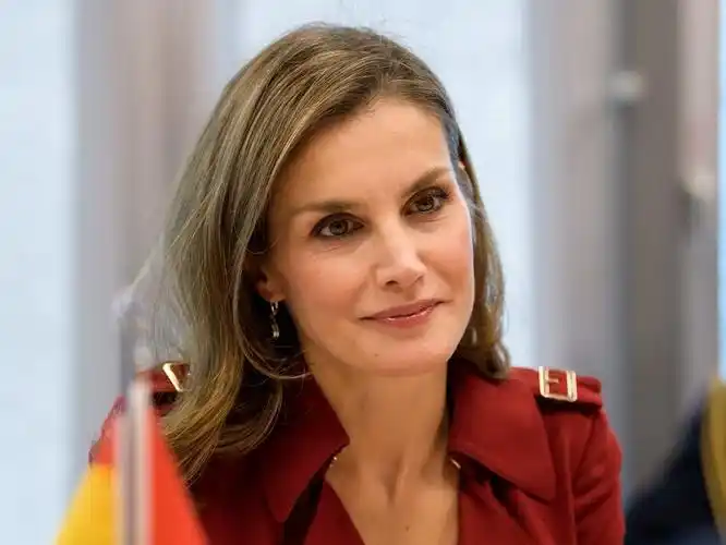 欧洲最美王后一袭红装 性感身材抢镜(高清组图)