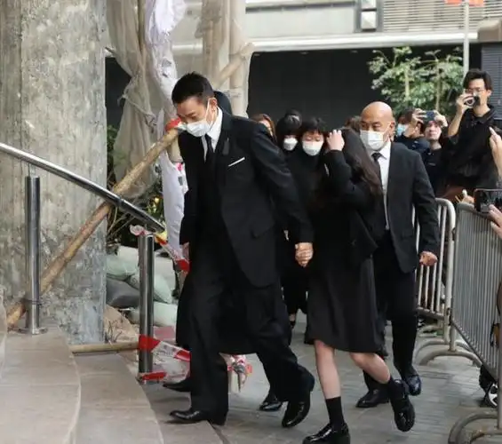 刘德华父亲葬礼现场曝光,天王神色悲伤,双手紧握妻女无视记者