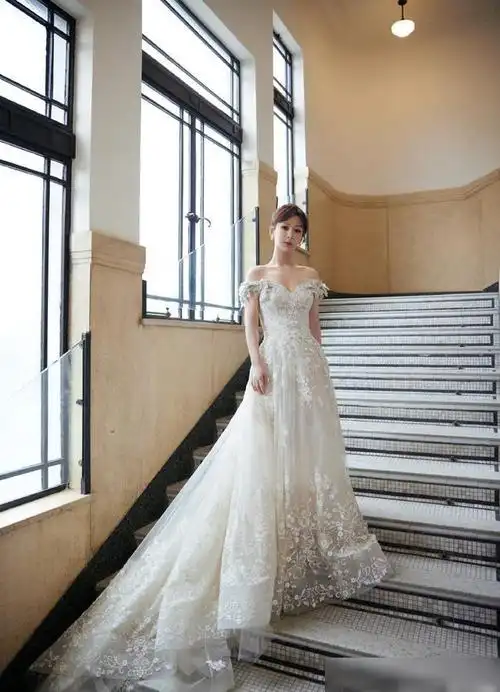 杨紫出席电视剧品质盛典造型白色镶钻蕾丝长裙淑女范儿十足