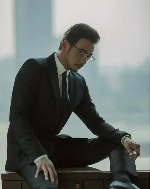 杨烁黑框眼镜装文艺,满脸胡渣老气似大爷,哪里看得出才35岁