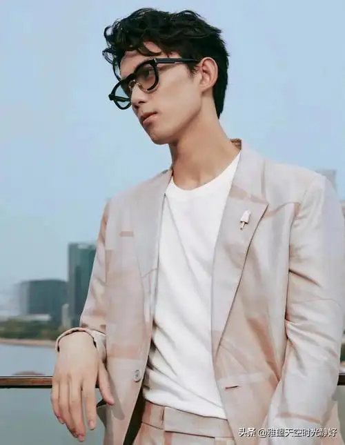 张翰戴眼镜再现"占南弦"扮相,"霸道总裁"一脸禁欲狂吸粉(张翰的的眼睛