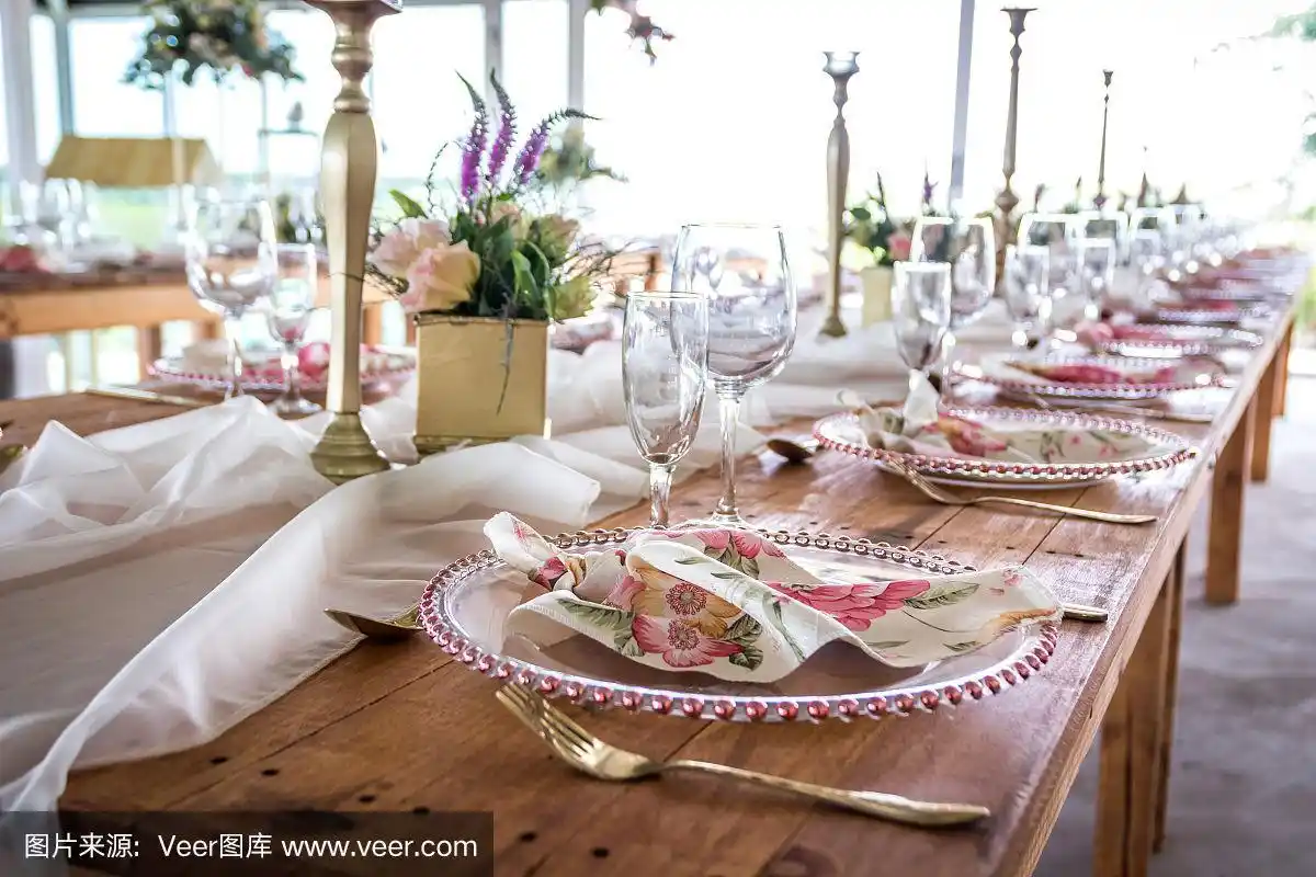 浪漫婚礼的餐桌布置和装饰