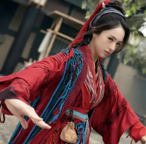 《有翡》董璇被吐槽像安了假腿,一字马秀大长腿,网友:腿好直