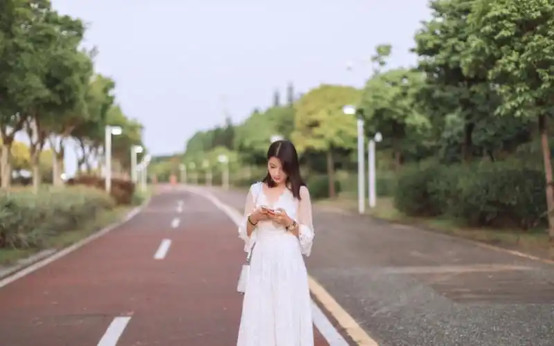 气质优雅美女唯美户外写真图片桌面壁纸