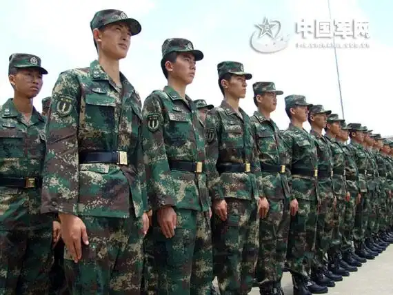 二炮部队换穿07迷彩作训服狠抓军容军纪(组图)