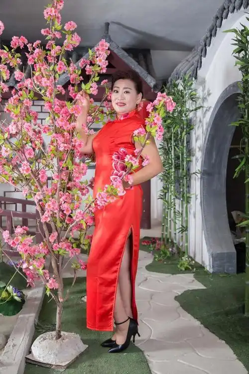 唱歌,旗袍秀 来自:宁夏旗袍文化研究会中卫市分会 申请:国家旗袍夫人