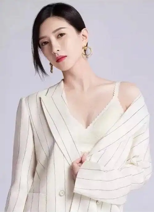 江疏影 的微博: 我希望这次带给你新的分享体验,就更像闺蜜. weibo.