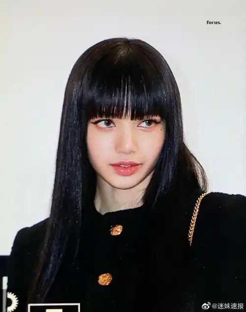 黑头发好有气质啊,果然lisa还是最适合这样的发型