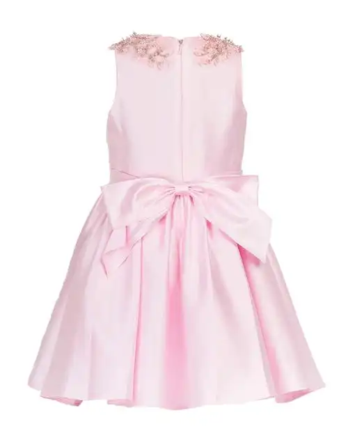 p>连衣裙,是指上衣和裙子连成一体式的连裙装.