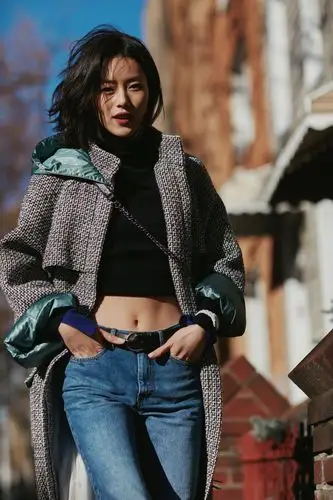 超模刘雯身穿chanel斜纹软呢大衣街拍