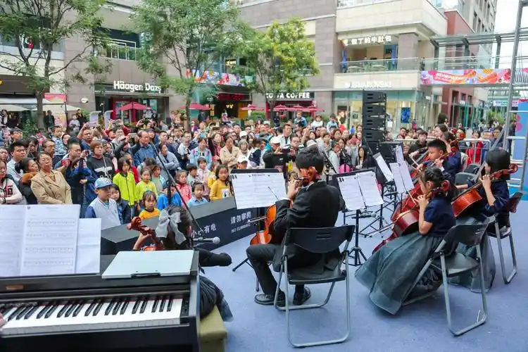 大型户外商业综合体提供新机遇 街头表演成北京新潮流
