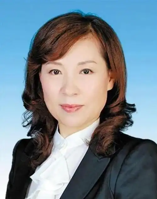 她是最年轻的女省长,从大学教授到正部级只用了21年,履历优秀