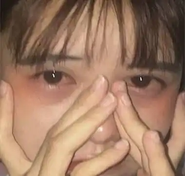 丧图头像馆女生全是泪水的手机屏幕是打不了字的