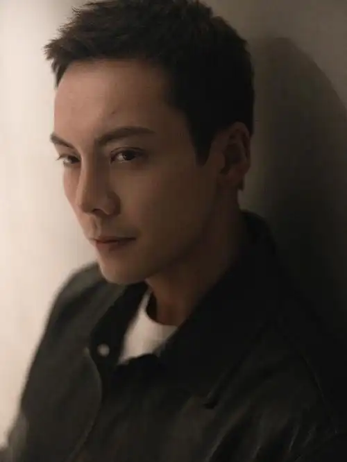 组图:陈伟霆生日大片氛围感十足 穿黑色look寸头造型眼神坚毅_高清