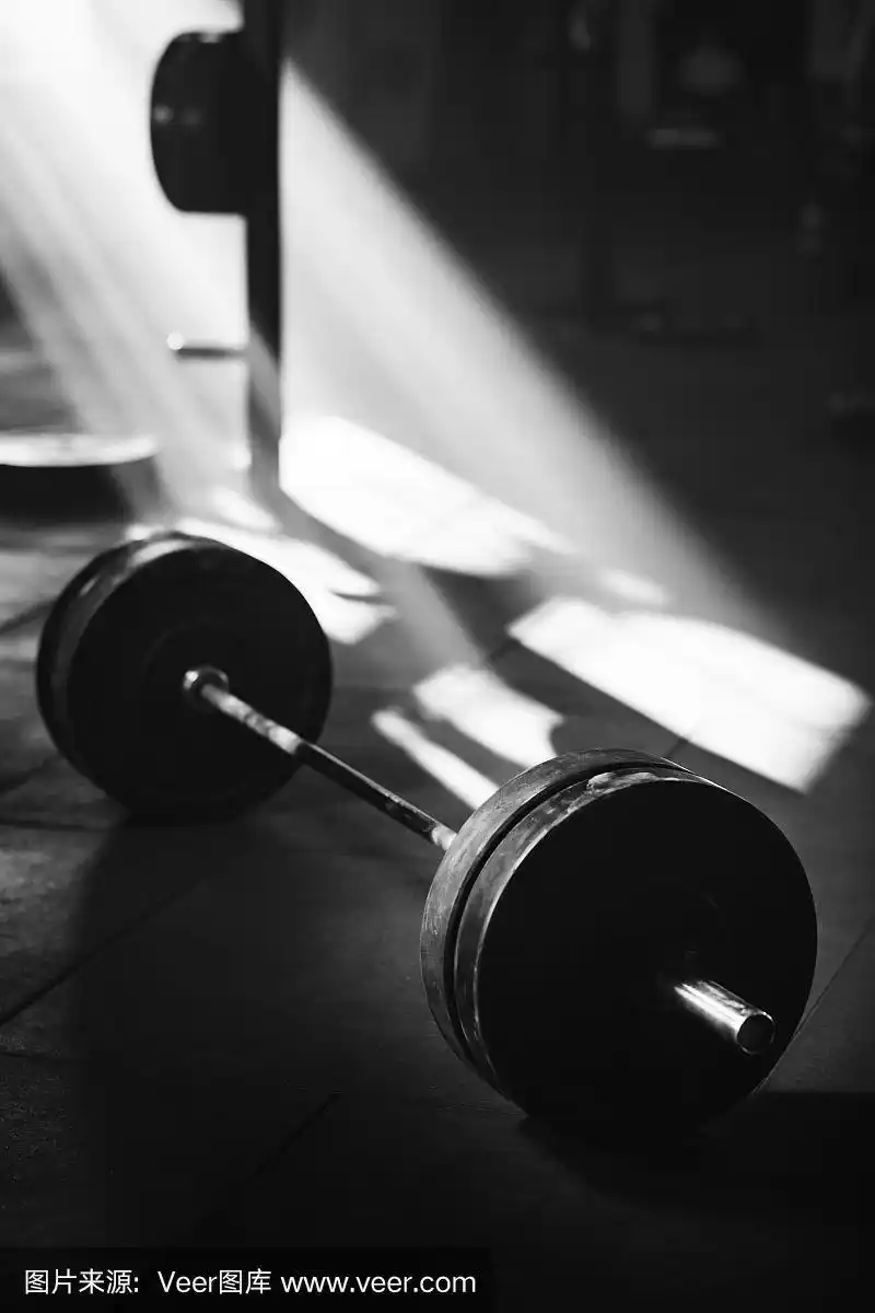 健身俱乐部里的杠铃黑白照片.