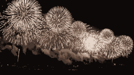 甚至还有"不放鞭炮不过年"的说法燃放烟花爆竹也是常见的庆祝方式