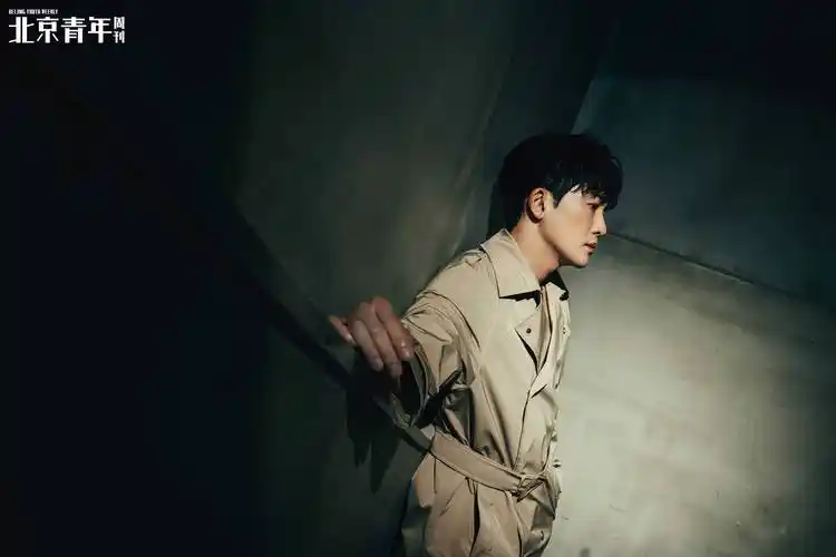 苏有朋情绪感大片释出 打破桎梏与灵魂深入对话