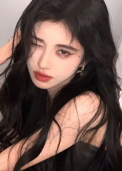 鞠婧祎穿黑色露腰吊带皮裙 卷发红唇性感美艳_大片_魅力_造型