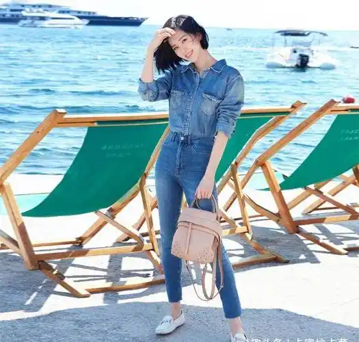 刘诗诗衣品好到无惧年龄,身穿牛仔裤搭配丸子头,好似20岁小姑娘_身材