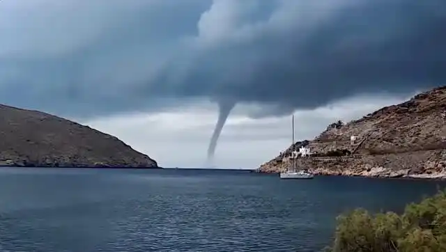 实拍希腊海滩现巨大的龙卷风